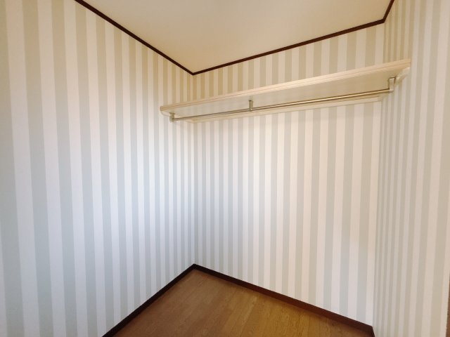 【中古戸建】渋川市中郷の収納|■WIC｜お気に入りのお洋服もシワを作らずきれいに管理ができる夢のウォークインクローゼット！今お使いの収納ケースもスッポリそのまま収まる広さです♪