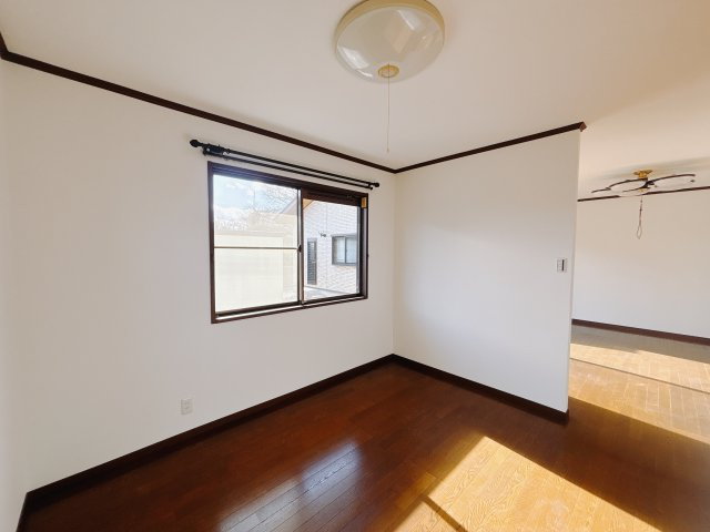 【中古戸建】渋川市中郷の居間・リビング|■リビング｜時の流れと共に陽射しは装いを変え空間に新たな彩りを与えます。一日中家に居ても飽きることなく過ごすことができる素敵な空間です♪