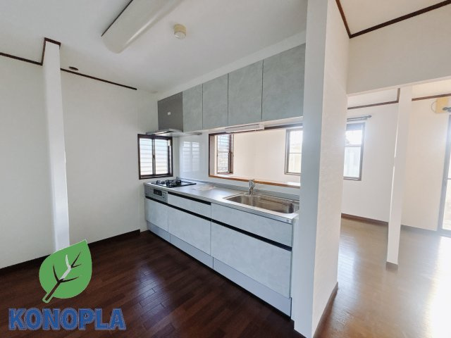 【中古戸建】渋川市中郷のキッチン|■キッチン｜ワークトップの幅が広く、お子様といっしょにお料理をつくったり、ちょっとしたパーティーも楽しめます。フラットなのでお掃除がしやすいのもポイントです♪