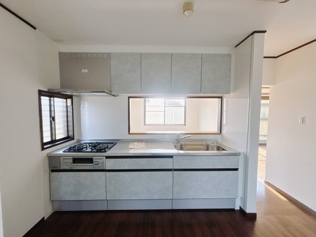 【中古戸建】渋川市中郷のキッチン|■キッチン｜作業がはかどる広々カウンタースペース。会話がはずむ「オープンキッチン」なので家族とのコミュニケーションも活発になります。