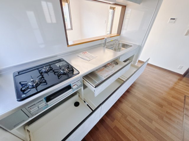 【中古戸建】渋川市中郷のキッチン|■キッチン｜全スライド式収納キッチン♪お皿や鍋の出し入れもラクラクです（＾＾）！
