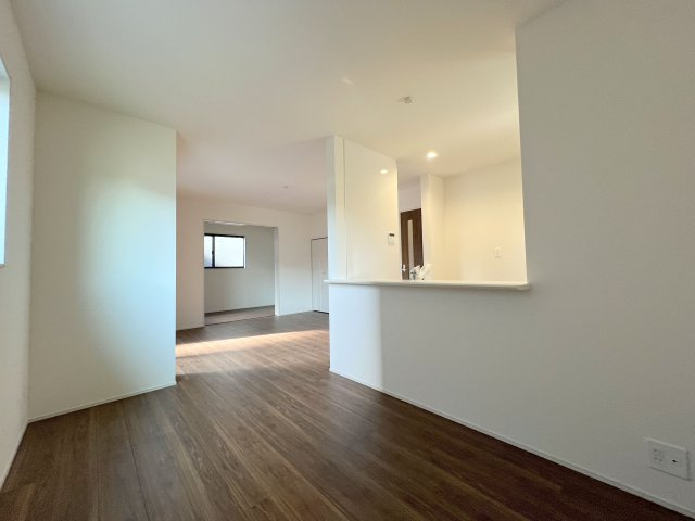 羽村市小作台4丁目　新築戸建全6棟の居間・リビング|木の温もりがやさしいフローリング