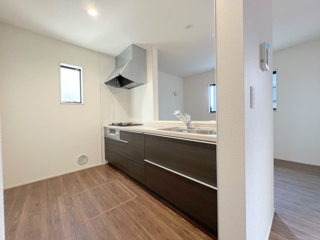 羽村市小作台4丁目　新築戸建全6棟のキッチン|ご家族を近くに感じられる対面キッチン