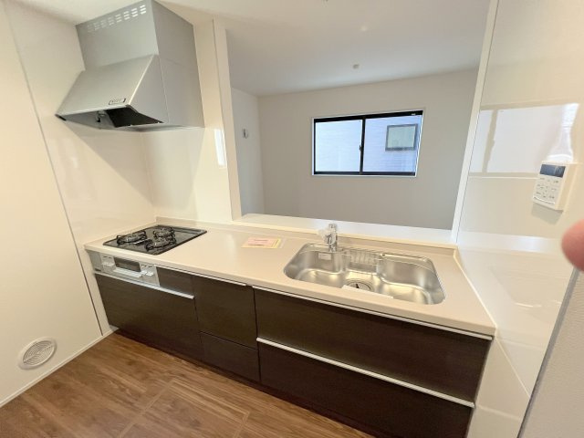 羽村市小作台4丁目　新築戸建全6棟のキッチン|システムキッチンは奥のものが取り出しやすいスライド式収納を採用！