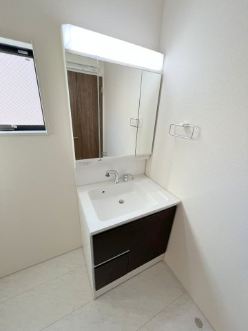 羽村市小作台4丁目　新築戸建全6棟の独立洗面台|三面鏡タイプ洗面化粧台｡鏡の角度を変えることで身だしなみチェックしやすいです｡