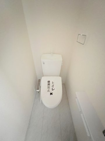 羽村市小作台4丁目　新築戸建全6棟のトイレ|1階トイレには快適な温水洗浄便座付き