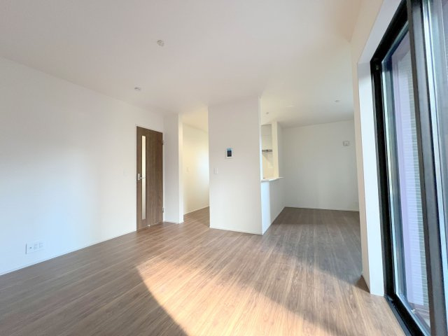 羽村市小作台4丁目　新築戸建全6棟の居間・リビング|窓からの日差しがうれしいLDK