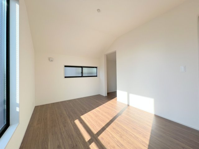 羽村市小作台4丁目　新築戸建全6棟の洋室|【洋室2】季節物の衣類もスッキリ収納できるウォークインクロゼット