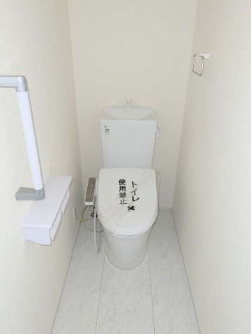 羽村市小作台4丁目　新築戸建全6棟のトイレ|2階トイレには快適な温水洗浄便座付き
