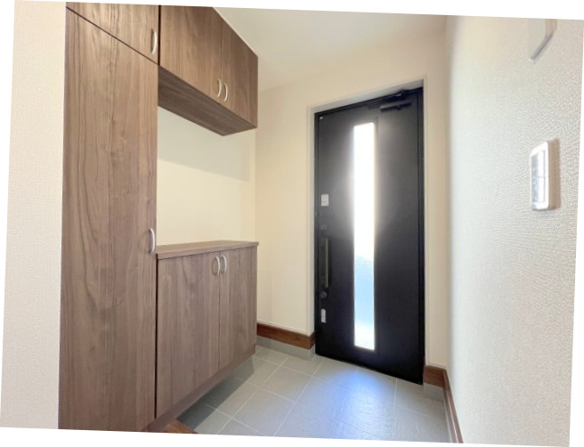 羽村市小作台4丁目　新築戸建全6棟の玄関|いつも気持ち良くご家族を迎えられる玄関収納付