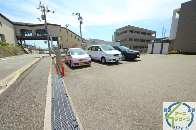 アザレアの駐車場