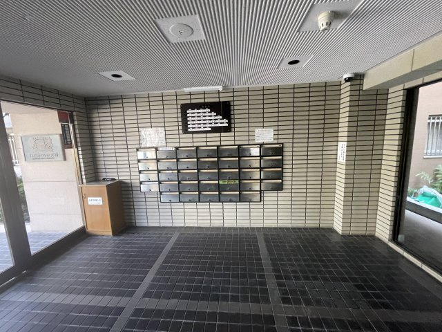 ライオンズマンション大橋のエントランス|共用部のポストです☆