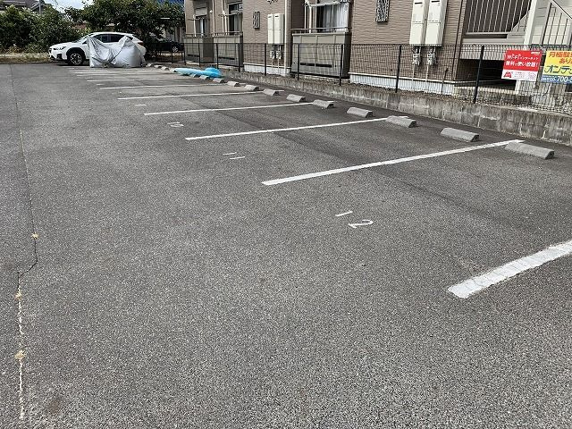 サンハイム配津の駐車場