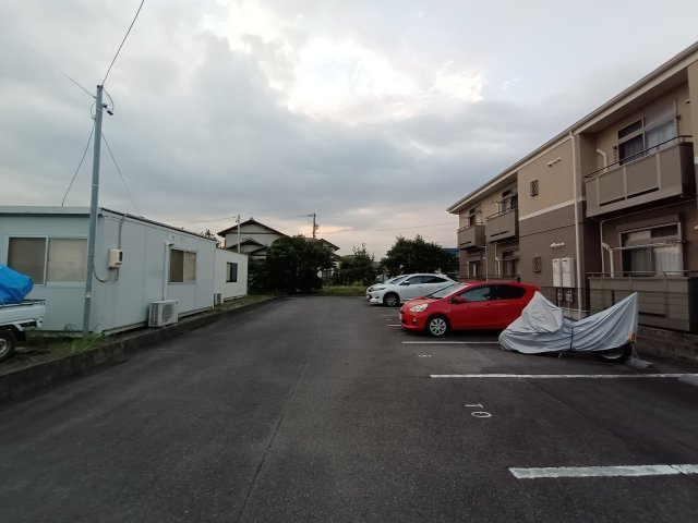 サンハイム配津の駐車場