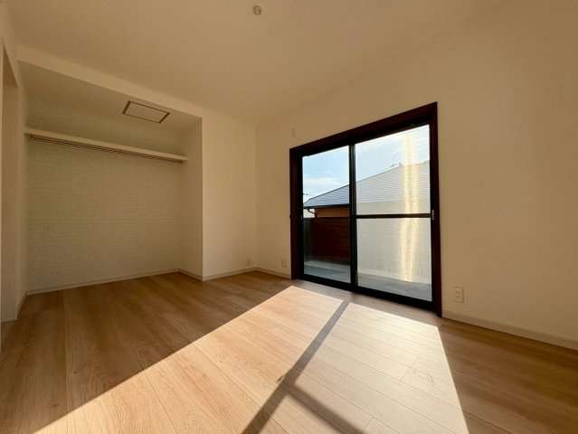 高知市潮見台2丁目　中古戸建ての洋室|大きな窓から光が入る、明るい洋室