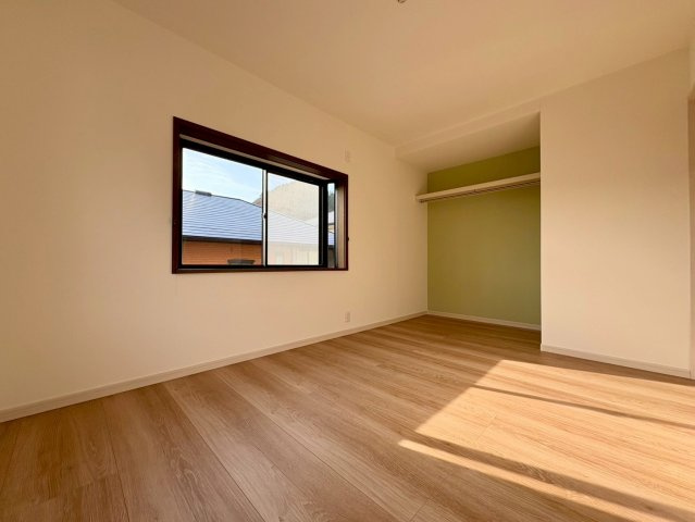 高知市潮見台2丁目　中古戸建ての洋室|自然光が入る、心地よい居室空間