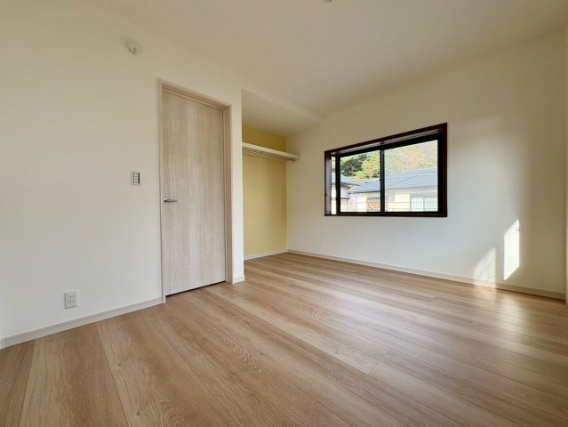 高知市潮見台2丁目　中古戸建ての洋室|クローゼット付きで、すっきり暮らせる洋室