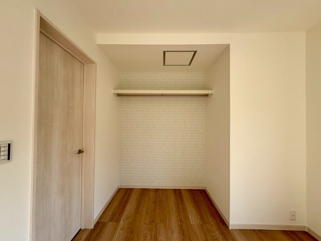 高知市潮見台2丁目　中古戸建ての収納|奥行きがあり、季節物の収納にも便利なクローゼット