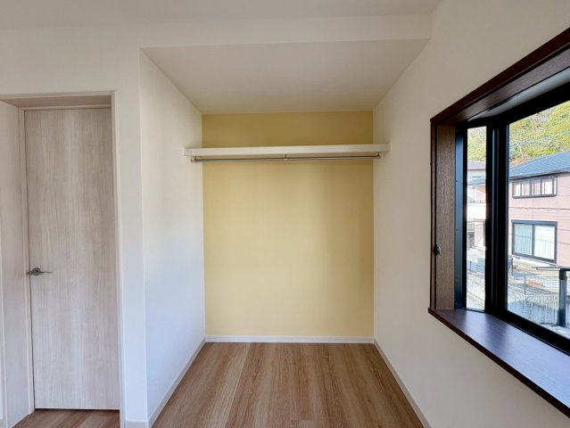 高知市潮見台2丁目　中古戸建ての収納|アクセントクロスがおしゃれなクローゼット