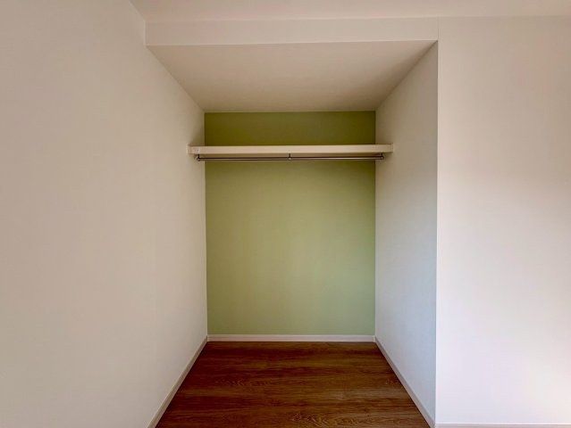 高知市潮見台2丁目　中古戸建ての収納|アクセントクロスがおしゃれなクローゼット