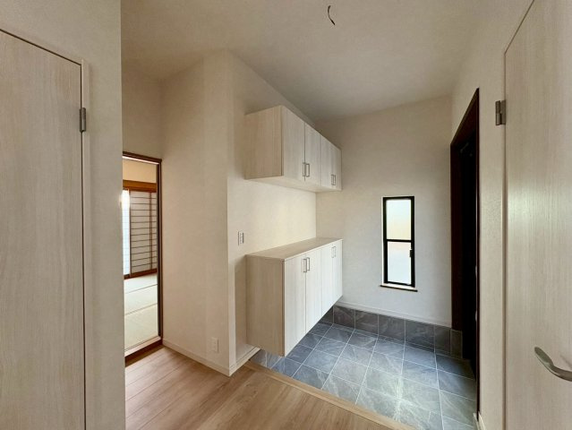 高知市潮見台2丁目　中古戸建ての玄関|収納力のある、すっきりとした玄関ホール