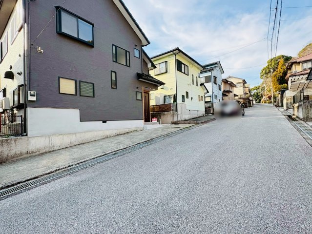 高知市潮見台2丁目　中古戸建ての前面道路含む現地写真|落ち着いた雰囲気の住宅街に立地。高台で災害時も安心