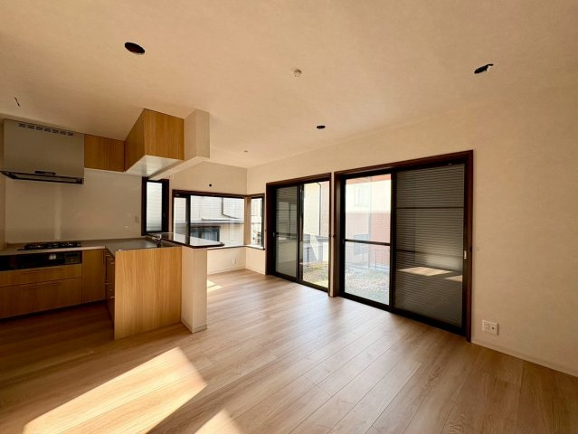 高知市潮見台2丁目　中古戸建ての居間・リビング|窓が多く自然光に包まれる、のびやかなLDK空間