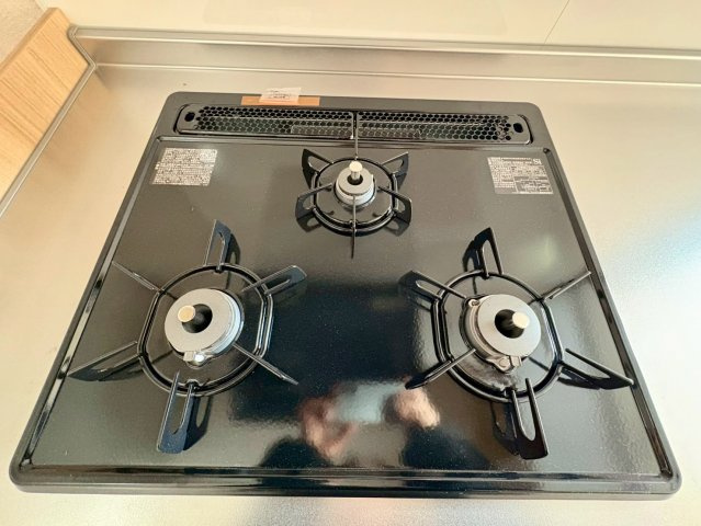 高知市潮見台2丁目　中古戸建てのその他|料理の幅が広がる、使い勝手の良い3口コンロ