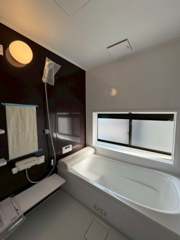 高知市潮見台2丁目　中古戸建ての浴室|窓付きで換気しやすい清潔感のある、ゆったりバスルーム