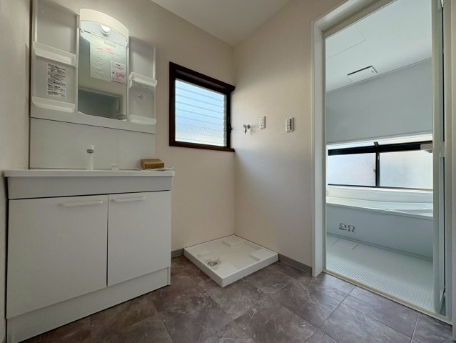 高知市潮見台2丁目　中古戸建ての洗面所|窓付きで明るく、使いやすい洗面空間