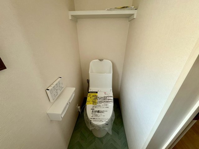 高知市潮見台2丁目　中古戸建てのトイレ|棚付きで備品をすっきり収納できるトイレ