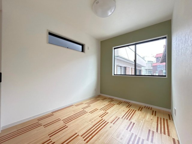 高知市百石町2丁目　中古一戸建　②号地の洋室|二面採光でふんわり光が広がる洋室。寝室や子ども部屋にちょうどいいサイズ感です。