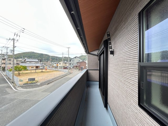 高知市百石町2丁目　中古一戸建　②号地のバルコニー|バルコニーは南西向きなので洗濯物がよく乾きます。