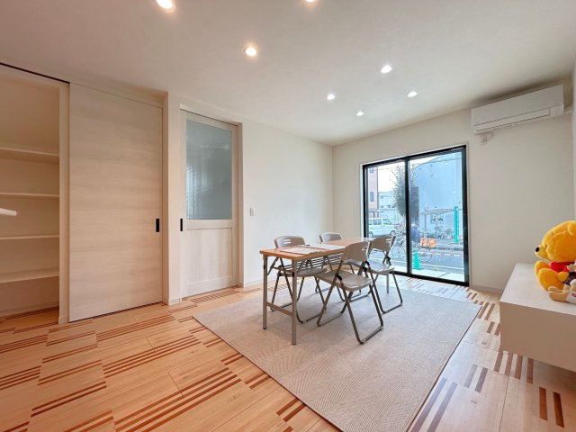 高知市百石町2丁目　中古一戸建　②号地の居間・リビング|柔らかな木目とやさしい光に包まれたLDK。毎日の時間が穏やかに流れる住まいです。エアコン付きです！