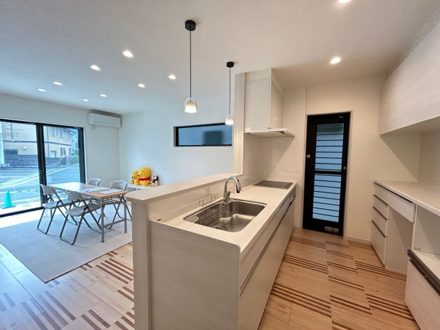 高知市百石町2丁目　中古一戸建　②号地のキッチン|リビング全体を見渡せる対面キッチン。配膳や家事動線がスムーズで、家族と会話が弾む空間です。