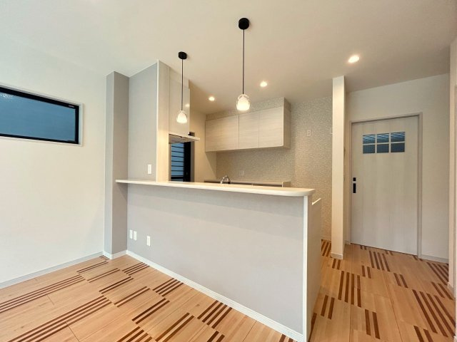 高知市百石町2丁目　中古一戸建　②号地のキッチン|ペンダントライトが印象的なカウンターキッチン。毎日の暮らしが楽しくなる、明るく開放的なLDKです。