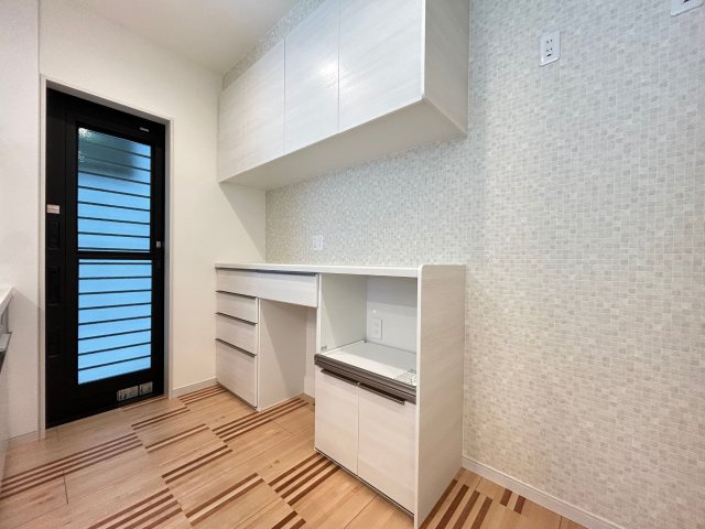 高知市百石町2丁目　中古一戸建　②号地のキッチン|使い勝手の良い収納があるので食器や食品をたくさん入れられます。勝手口はごみ出しに便利♪