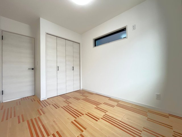 高知市百石町2丁目　中古一戸建　②号地の洋室|日差しが入りやすいシンプルな一部屋。収納スペースもあり、すっきりと暮らせます。