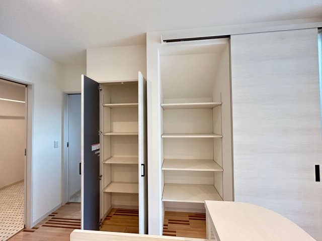 高知市百石町2丁目　中古一戸建　②号地の収納|キッチン横の収納は日用品のストックやパントリーとして大活躍します☆