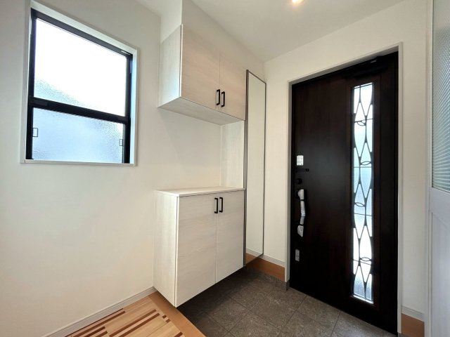 高知市百石町2丁目　中古一戸建　②号地の玄関|シューズボックスには全身鏡☆お出かけ前に身だしなみチェックできますね♪