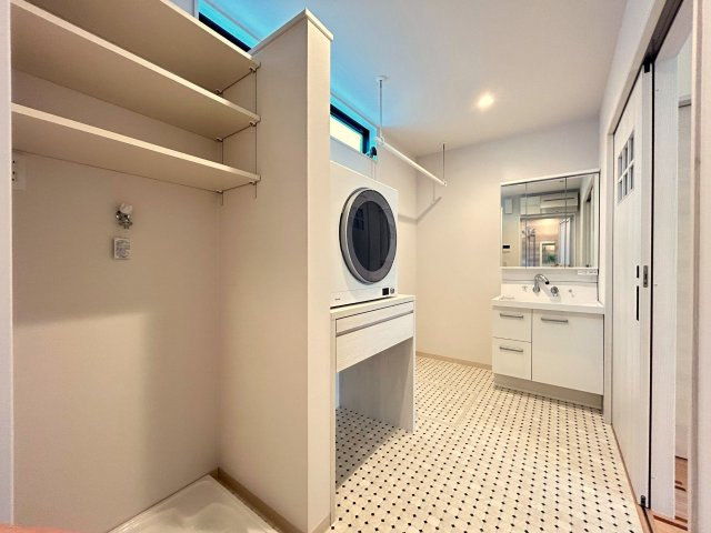 高知市百石町2丁目　中古一戸建　②号地の脱衣所|広い洗面室には衣類乾燥機や室内物干し、収納まで付いています！