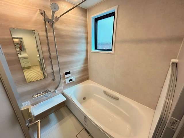 高知市百石町2丁目　中古一戸建　②号地の浴室|1坪タイプの広々浴室で毎日の疲れを癒しましょう♪