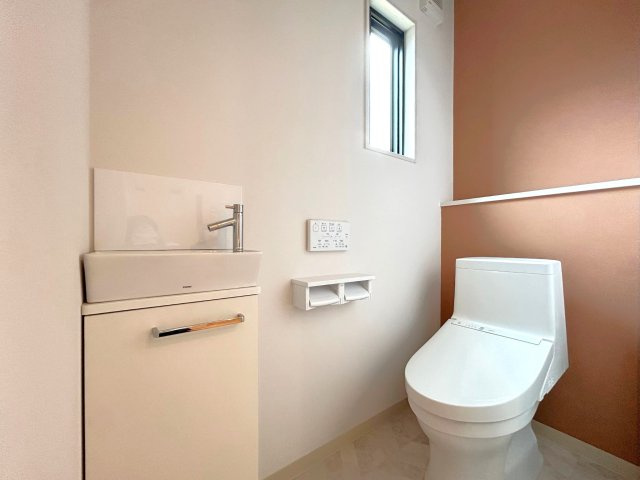 高知市百石町2丁目　中古一戸建　②号地のトイレ|清潔感があり落ち着いた雰囲気のトイレです。