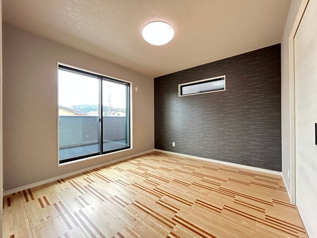 高知市百石町2丁目　中古一戸建　②号地の寝室|アクセントクロスが映える寝室はバルコニーに面して光がたくさん入ります。