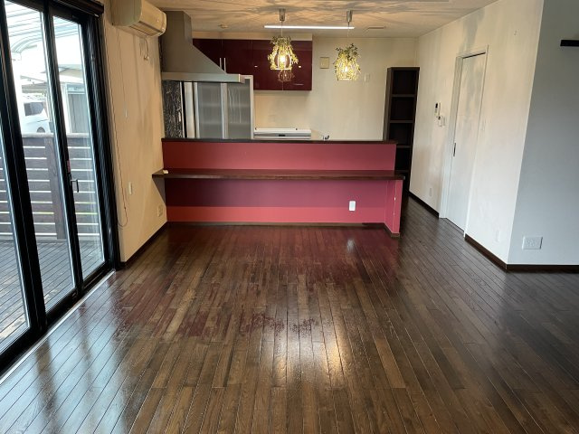 丹波篠山市網掛の中古一戸建のキッチン|彩り鮮やかなキッチンカウンターが映えるシックなフローリングの上質空間ですね♪
