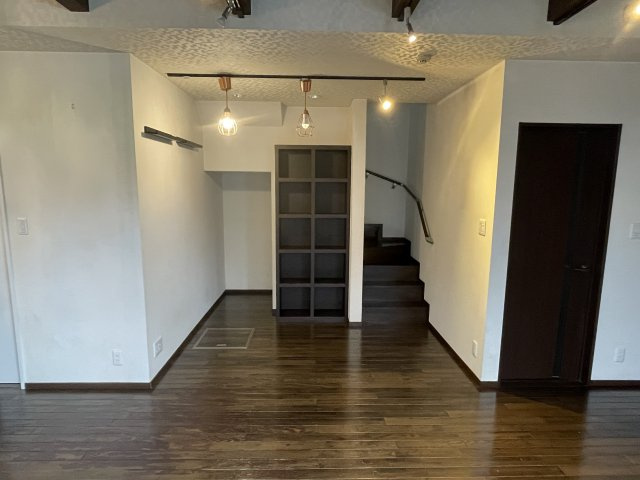 丹波篠山市網掛の中古一戸建の収納|リビングには収納棚を設置。日用品や雑貨をすっきり片付けられる、使い勝手の良い空間です。