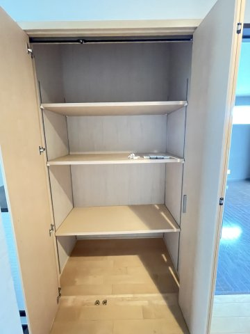 丹波篠山市網掛の中古一戸建の収納|２階廊下の収納スペースです。