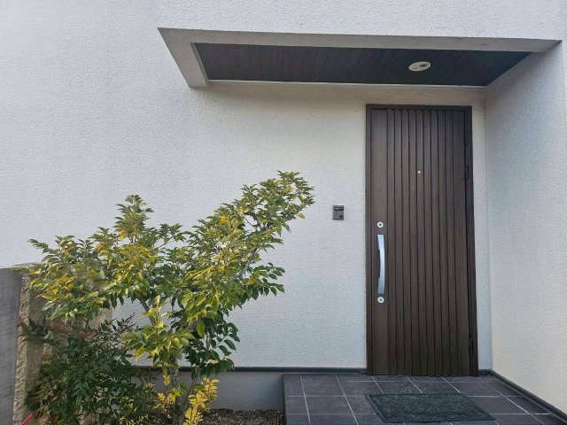 丹波篠山市網掛の中古一戸建の玄関|上質な素材感が、毎日の帰宅を特別なひとときに変えてくれそうですね♪