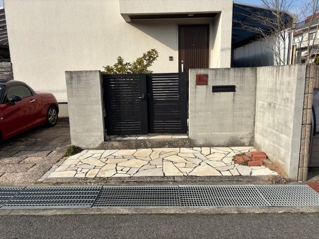 丹波篠山市網掛の中古一戸建のエントランス|しっかりした門構えと、足元には美しく敷き詰められた石張りのエントランスで、雨の日でも滑りにくく、美麗ですね！