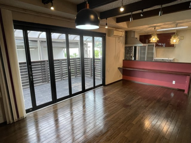 丹波篠山市網掛の中古一戸建の居間・リビング|リビング・ダイニングはワイドな開口部を確保しており、心地よい陽光がたっぷりと差し込む明るい空間です♪